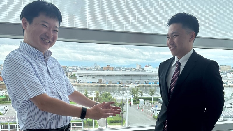 After the presentation, Yuto Oishi (right) and Takashi Matsumoto (left) share their impressions.