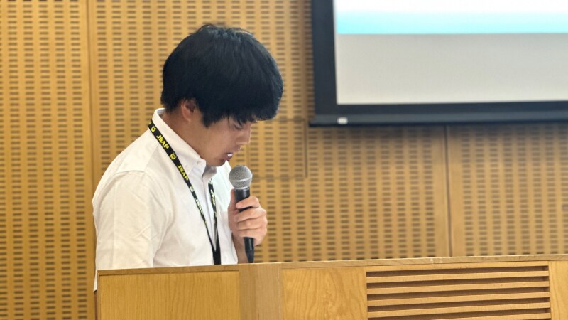Mr. Kazuki Ozawa answers a question from the audience.
